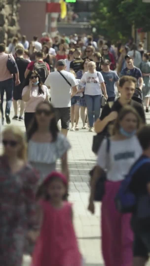 日中混雑した街の通りの垂直ビデオ — ストック動画