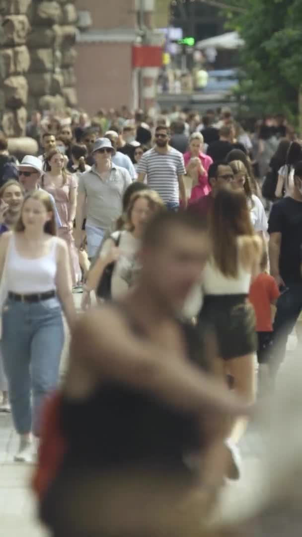 Vidéo verticale d'une rue bondée de la ville pendant la journée — Video