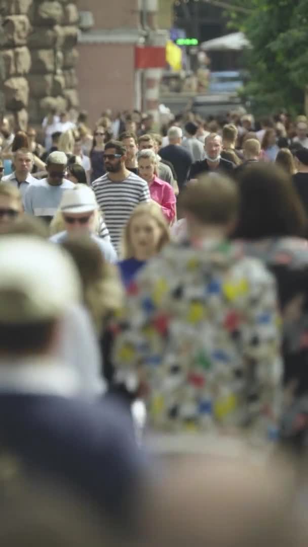 Vertikální video přeplněné městské ulice během dne — Stock video