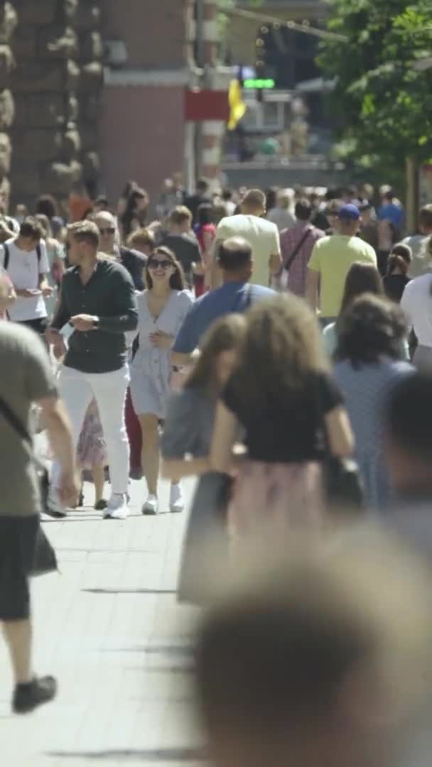 Gün boyunca kalabalık bir şehir sokağının dikey videosu — Stok video