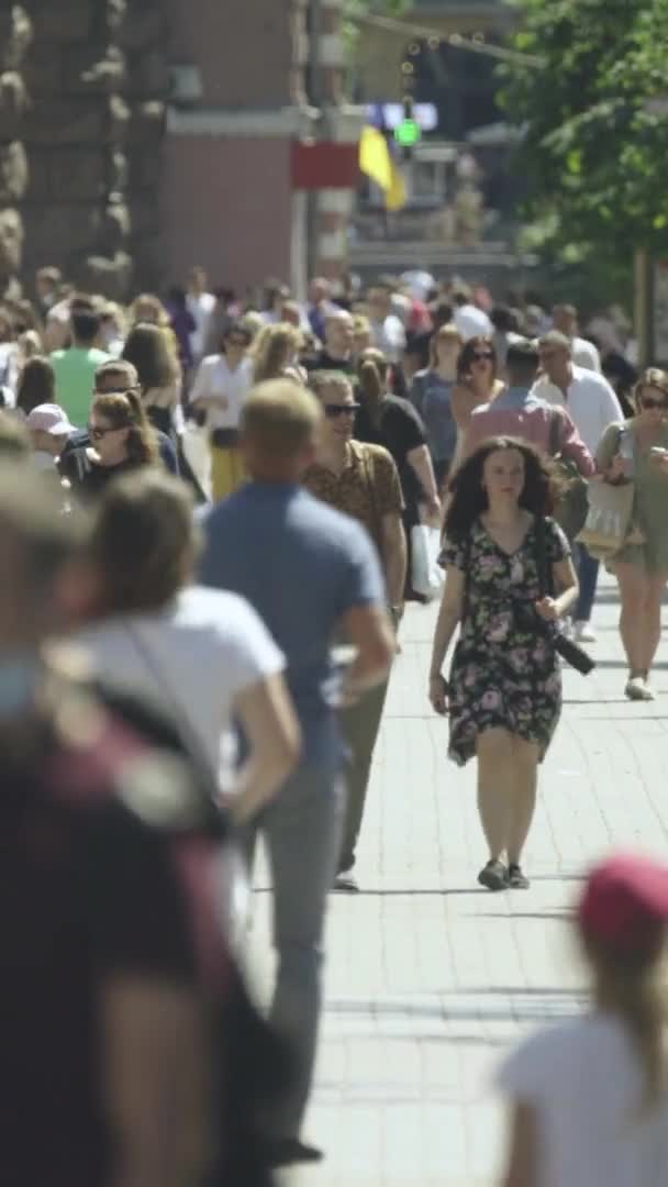 Vertikales Video einer überfüllten Straße während des Tages — Stockvideo