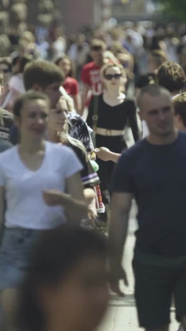 Verticale video van een drukke straat overdag — Stockvideo
