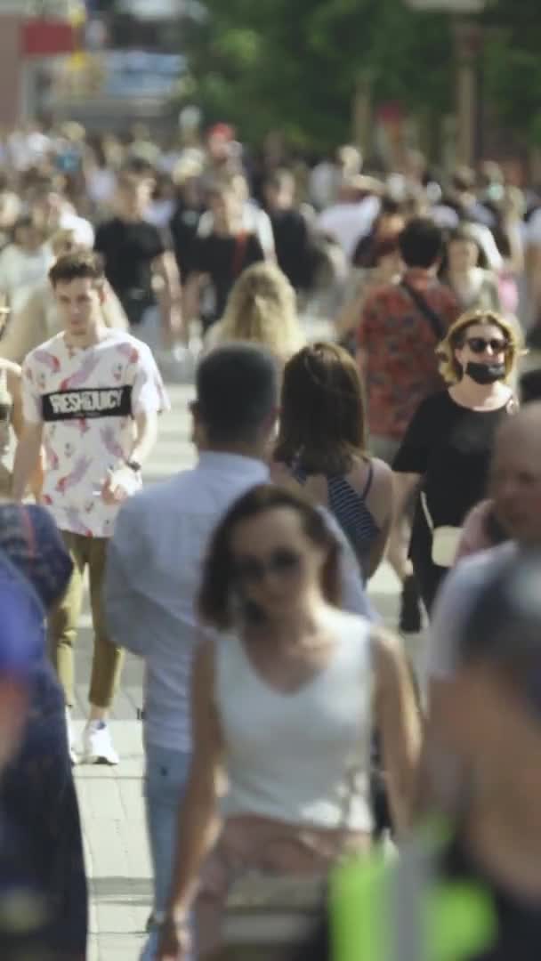 Vídeo vertical de uma rua lotada da cidade durante o dia — Vídeo de Stock