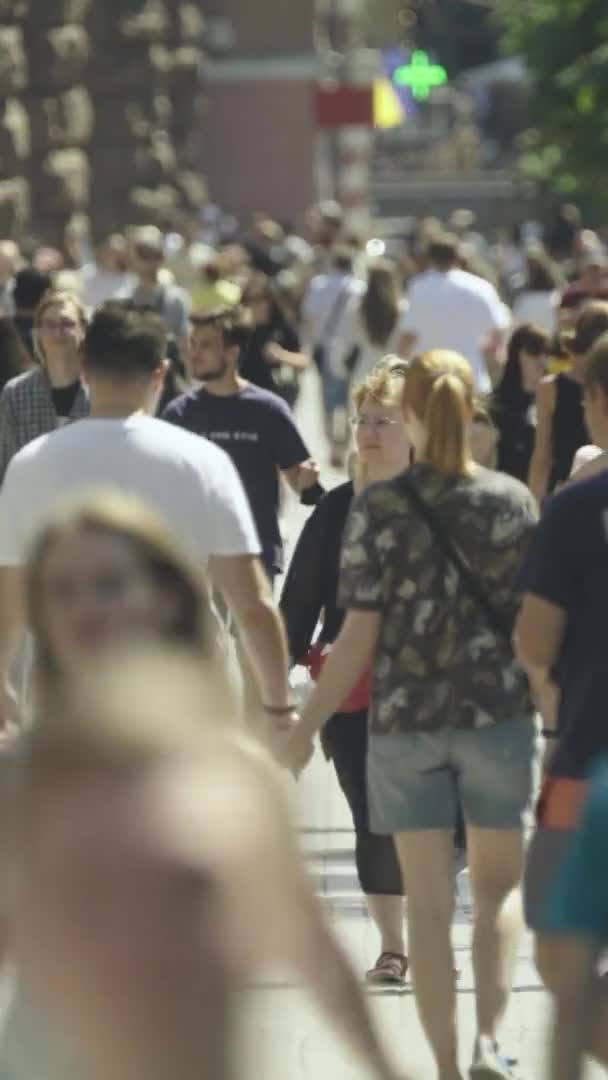 Gün boyunca kalabalık bir şehir sokağının dikey videosu — Stok video