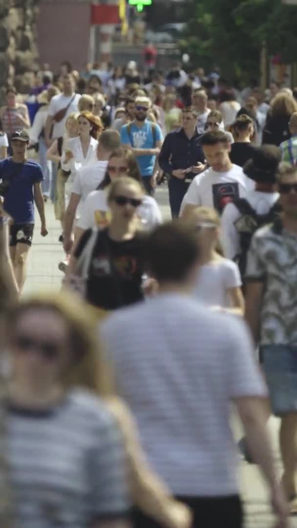 Vídeo vertical de una calle abarrotada durante el día — Vídeo de stock