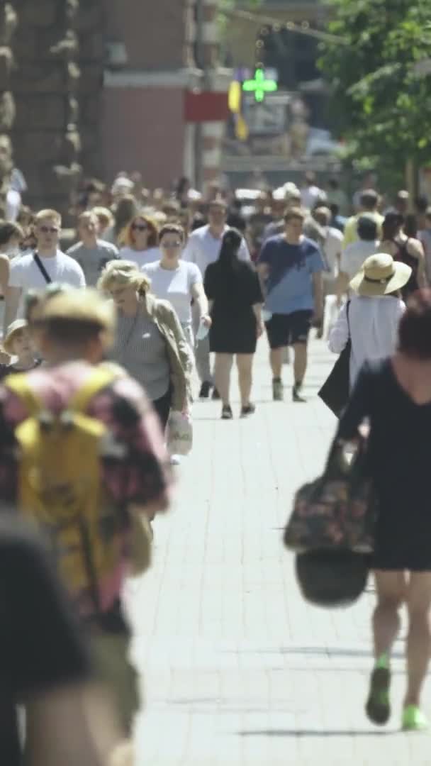 Vertikales Video einer überfüllten Straße während des Tages — Stockvideo