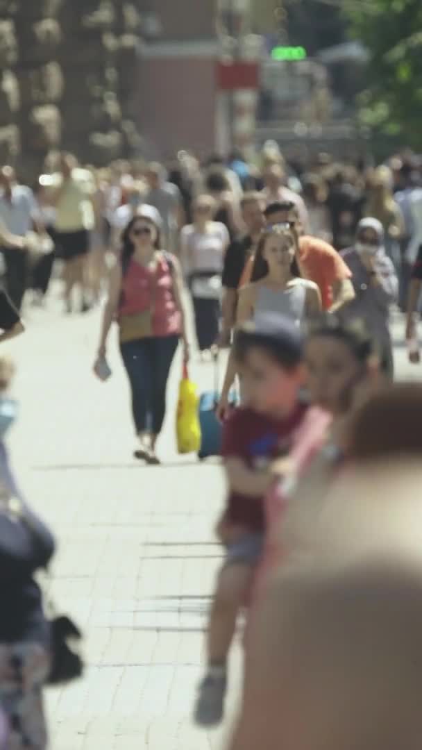 Вертикальное видео многолюдной городской улицы в течение дня — стоковое видео