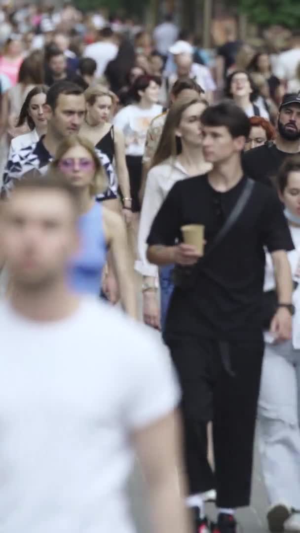 Vídeo vertical de uma rua lotada da cidade durante o dia — Vídeo de Stock