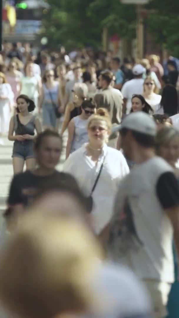 Vidéo verticale d'une rue bondée de la ville pendant la journée — Video