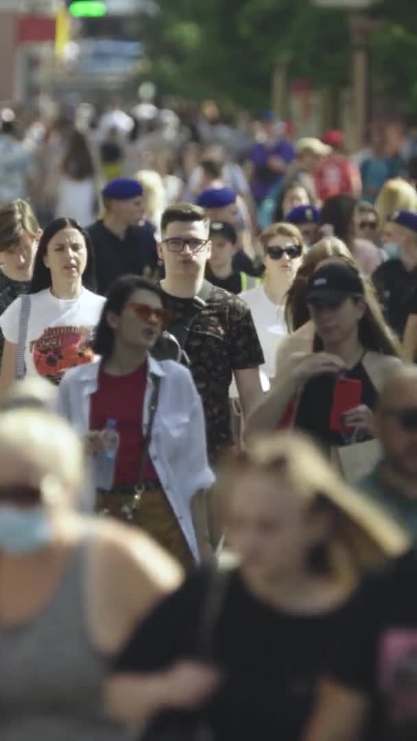 Vídeo vertical de uma rua lotada da cidade durante o dia — Vídeo de Stock