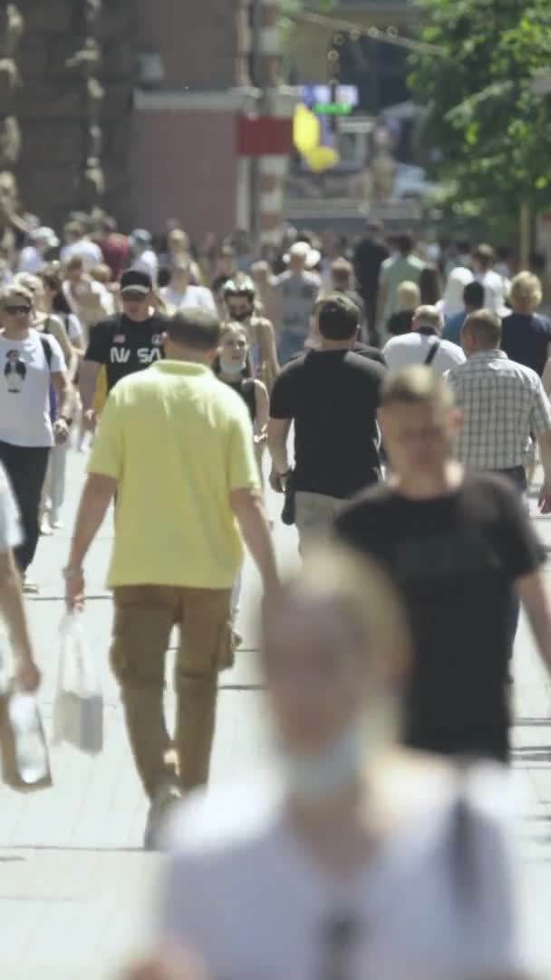 Verticale video van een drukke straat overdag — Stockvideo