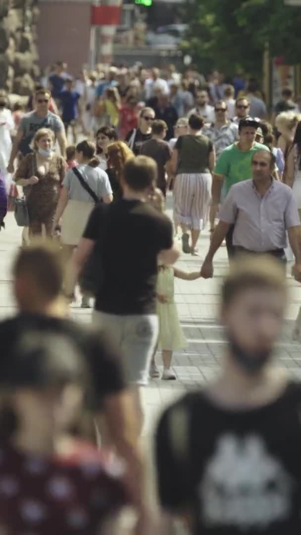 Vídeo vertical de una calle abarrotada durante el día — Vídeo de stock