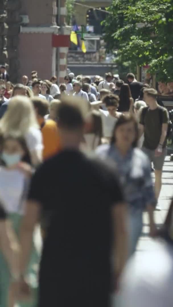 Vertikales Video einer überfüllten Straße während des Tages — Stockvideo