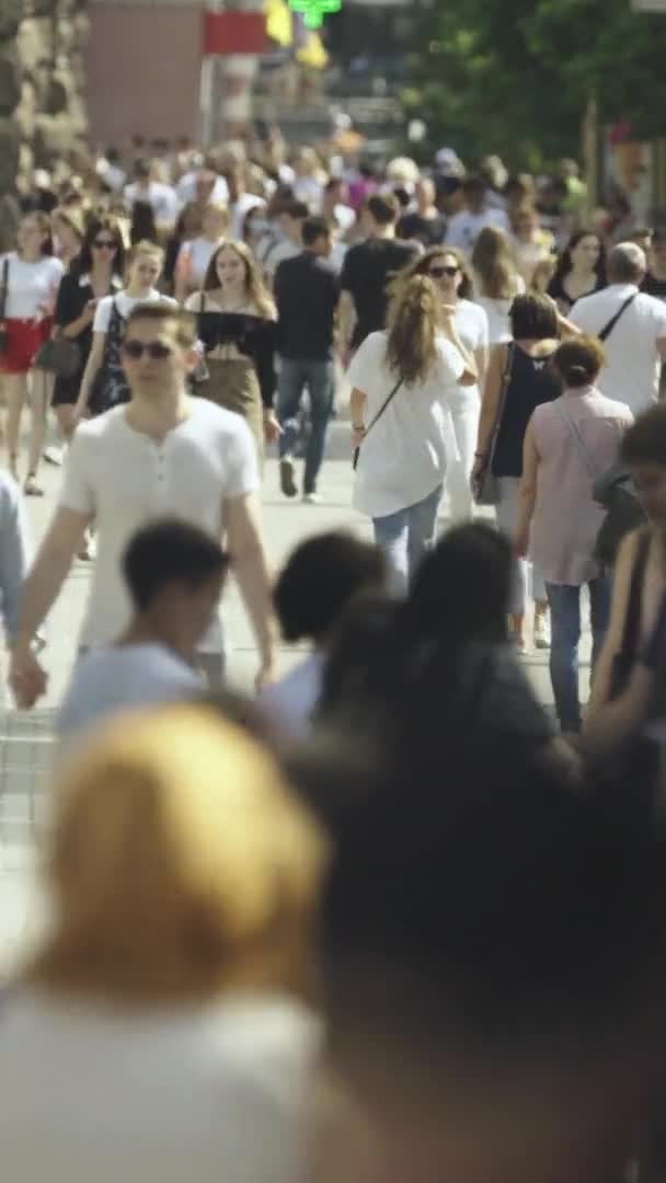 Vídeo vertical de uma rua lotada da cidade durante o dia — Vídeo de Stock