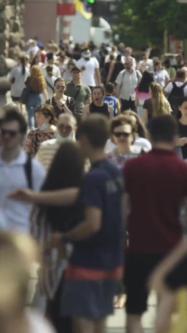 Függőleges videó egy zsúfolt városi utcáról napközben — Stock videók
