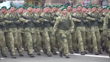 Ukrayna, Kyiv 'deki askeri geçit töreninde askerler.