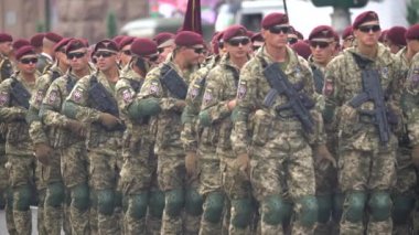 Ukrayna, Kyiv 'deki askeri geçit töreninde askerler.