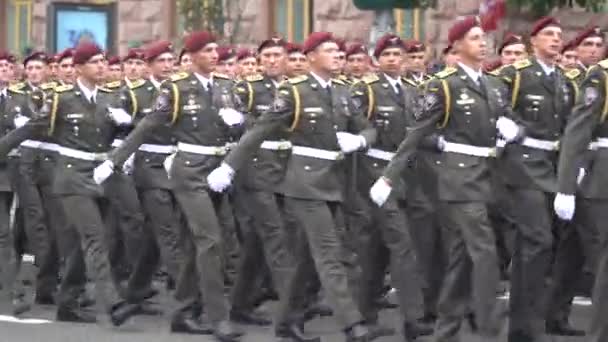 Στρατιώτες σε στρατιωτική παρέλαση στο Κίεβο της Ουκρανίας — Αρχείο Βίντεο
