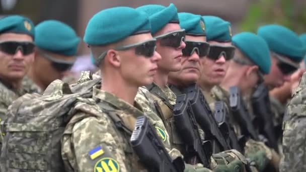 Soldiers at a military parade in Kyiv, Ukraine — Stock Video