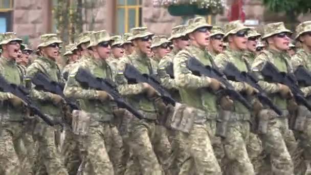 Soldiers at a military parade in Kyiv, Ukraine — Stock Video