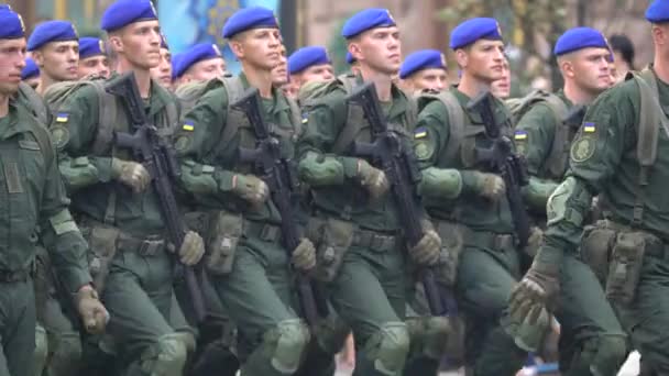 Soldiers at a military parade in Kyiv, Ukraine — Stock Video