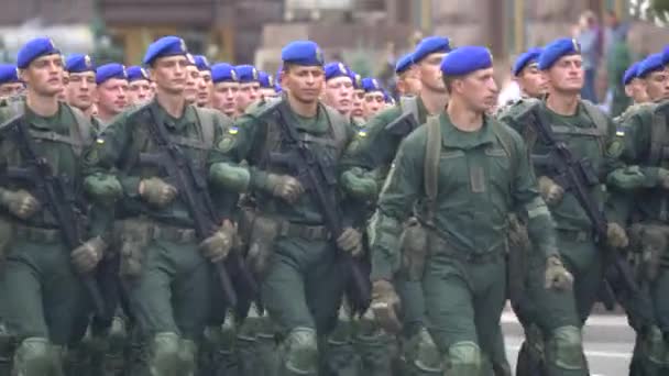 Soldiers at a military parade in Kyiv, Ukraine — Stock Video