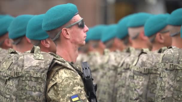 Солдаты на военном параде в Киеве — стоковое видео