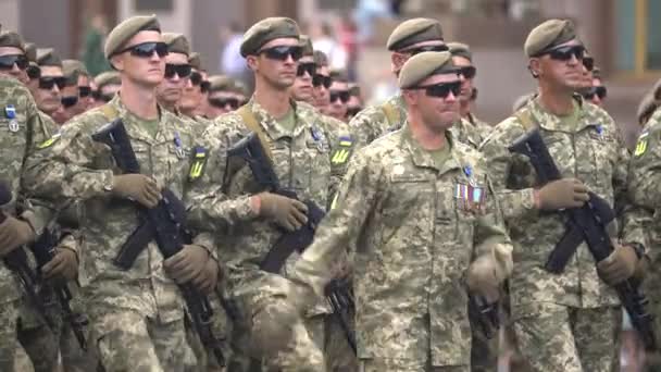 Soldados em um desfile militar em Kiev, Ucrânia — Vídeo de Stock