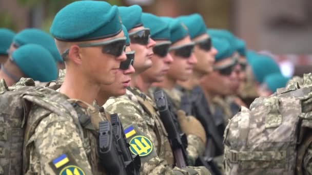 Soldaten op een militaire parade in Kiev, Oekraïne — Stockvideo