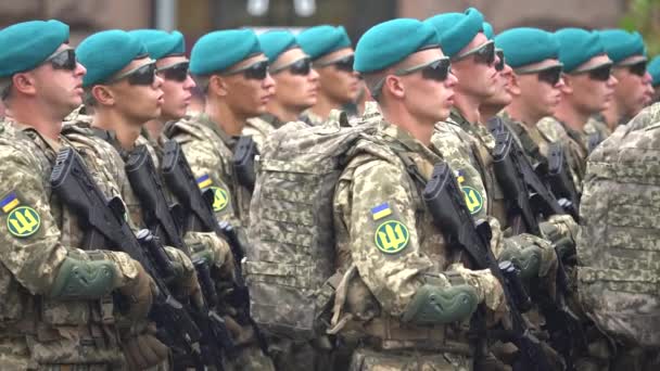 ウクライナのキエフでの軍事パレードの兵士 — ストック動画