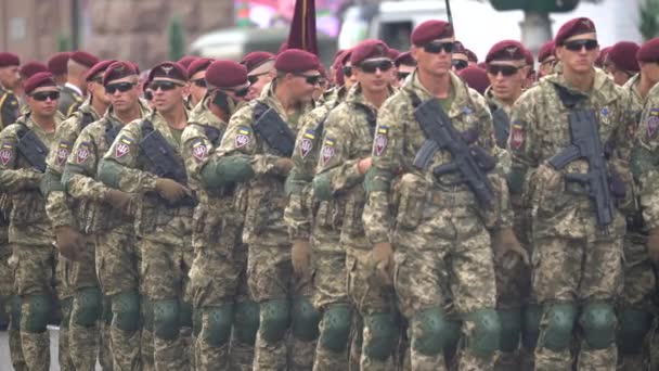 Soldati a una parata militare a Kiev, Ucraina — Video Stock