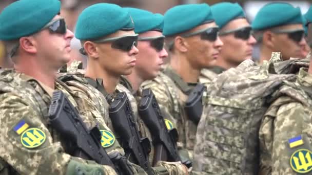 Katonák egy katonai felvonuláson Kijevben, Ukrajnában — Stock videók