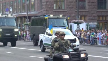 Ukrayna, Kyiv 'deki geçit töreninde askeri araçlar bulundu.
