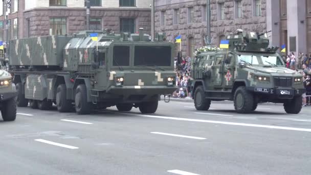 Vehículos militares en el desfile en Kiev, Ucrania — Vídeo de stock