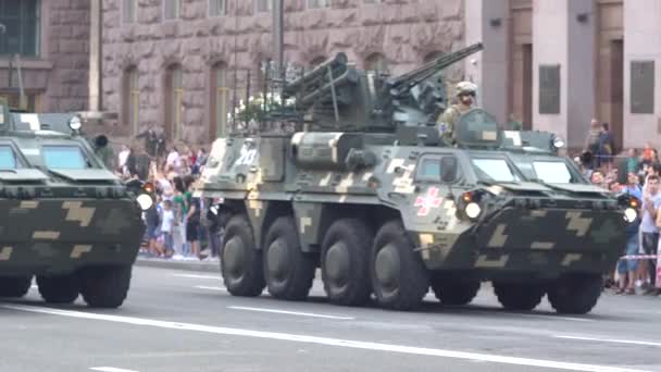 Ukrayna, Kyiv 'deki geçit töreninde askeri araçlar bulundu. — Stok video