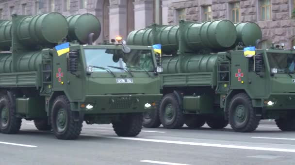 Veículos militares no desfile em Kiev, Ucrânia — Vídeo de Stock