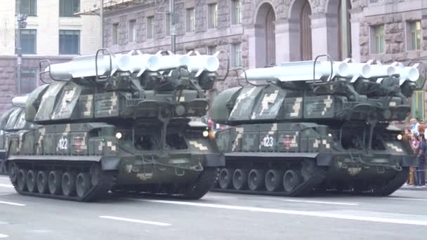 Véhicules militaires au défilé à Kiev, Ukraine — Video