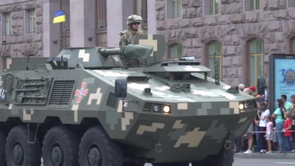 Military vehicles at the parade in Kyiv, Ukraine — Stock Video