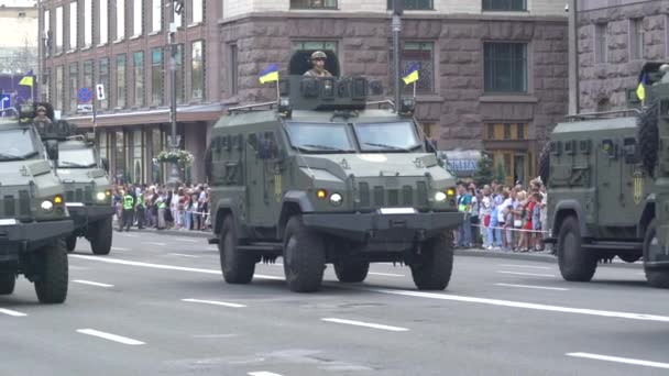 Katonai járművek a felvonulás Kijevben, Ukrajna — Stock videók