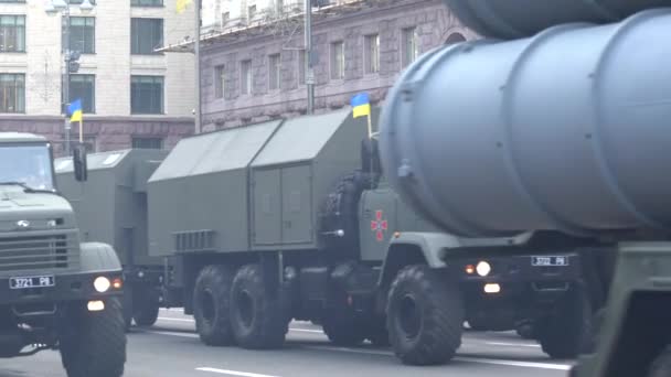 우크라이나, 키예프에서 열린 퍼레이드에 참가 한 군용 차량들 — 비디오