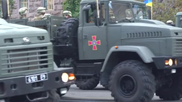 Veículos militares no desfile em Kiev, Ucrânia — Vídeo de Stock