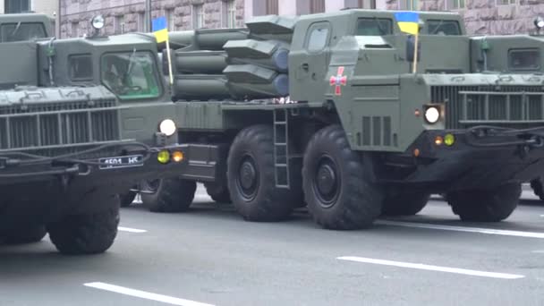 Vehículos militares en el desfile en Kiev, Ucrania — Vídeos de Stock