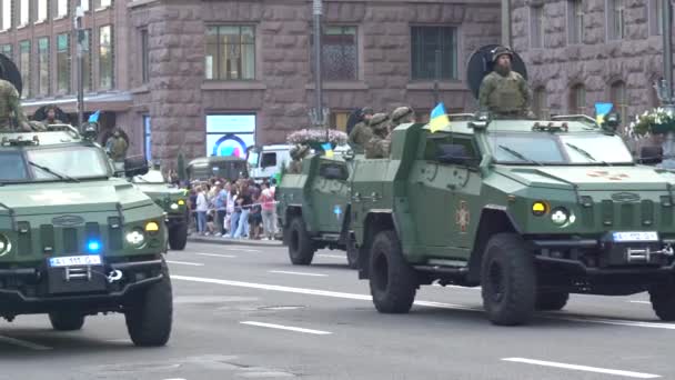 Ukrayna, Kyiv 'deki geçit töreninde askeri araçlar bulundu. — Stok video