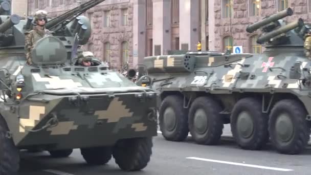 Vojenská vozidla na přehlídce v Kyjevě, Ukrajina — Stock video