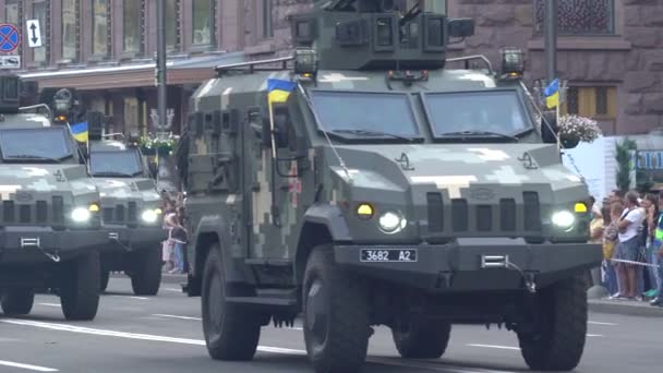 Pojazdy wojskowe na paradzie w Kijowie, Ukraina — Wideo stockowe
