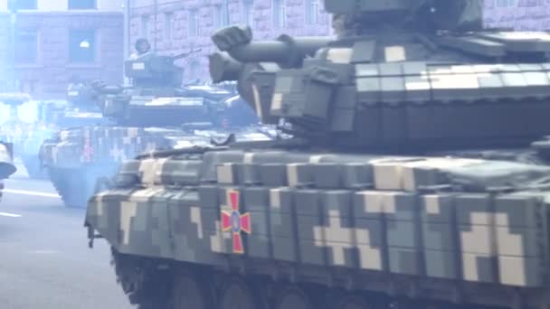 Військові машини на параді в Києві. — стокове відео