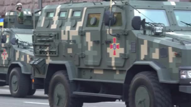 Vojenská vozidla na přehlídce v Kyjevě, Ukrajina — Stock video