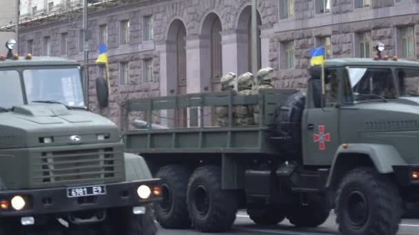 Militaire voertuigen op de parade in Kiev, Oekraïne — Stockvideo