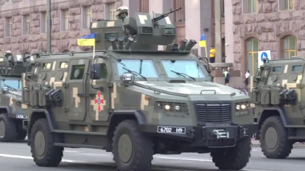 Veículos militares no desfile em Kiev, Ucrânia — Vídeo de Stock