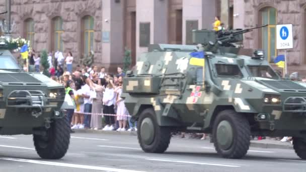 Veículos militares no desfile em Kiev, Ucrânia — Vídeo de Stock